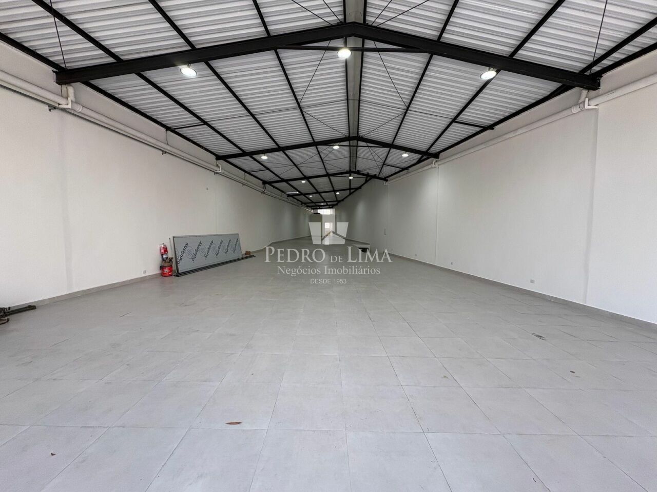 Galpão de 580 mts Avenida Paes de Barros para locação , 2 banheiros ,copa , pé direito 4,30 mts