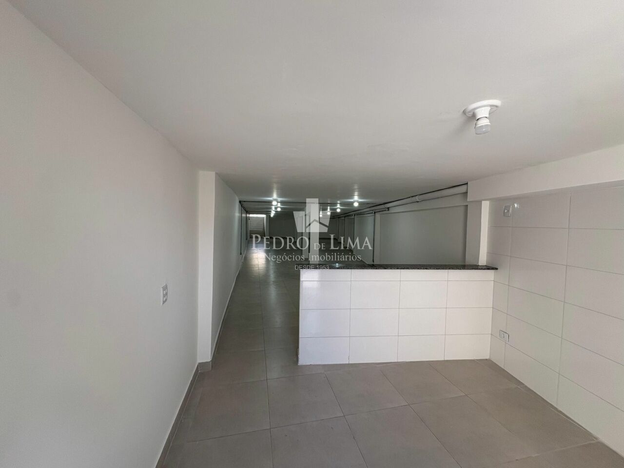 Galpão de 580 mts Avenida Paes de Barros para locação , 2 banheiros ,copa , pé direito 4,30 mts