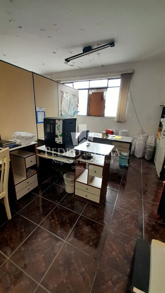 Galpão à venda ou locação  na Vila Carrão - 575 m²