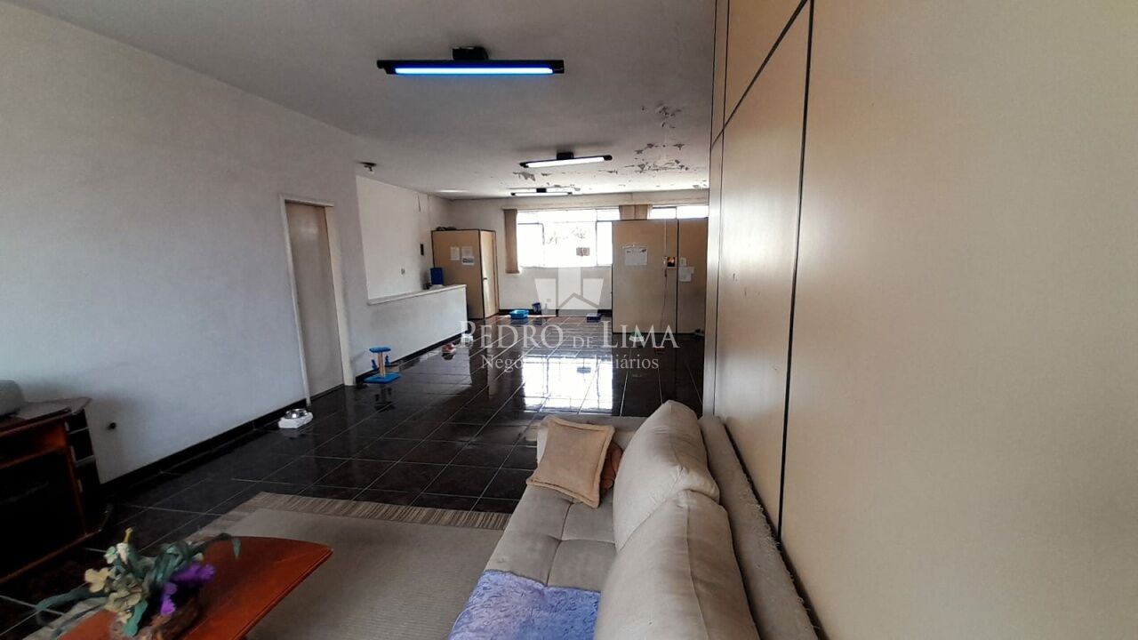 Galpão à venda ou locação  na Vila Carrão - 575 m²