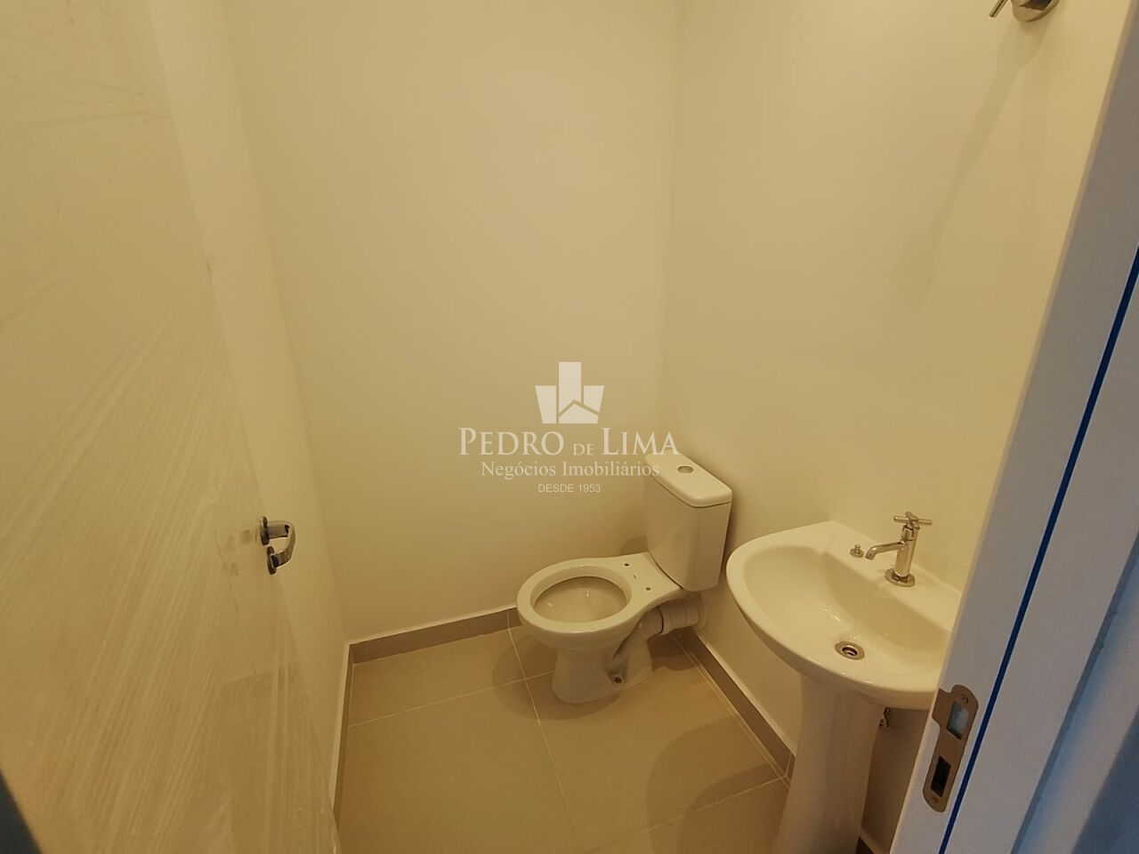 Sala Comercial com 30m2 mais Sacada a uma distância de 150 metros do Metrô Belém