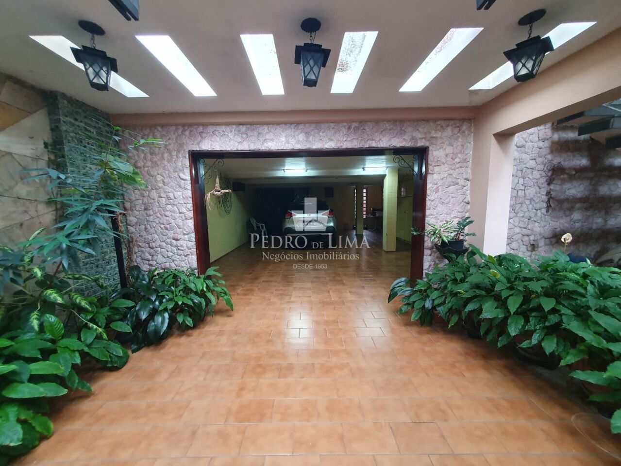 Sobrado bem localizado na região da Mooca, com 210m2, 3 quartos, 3 salas, 4 vagas.