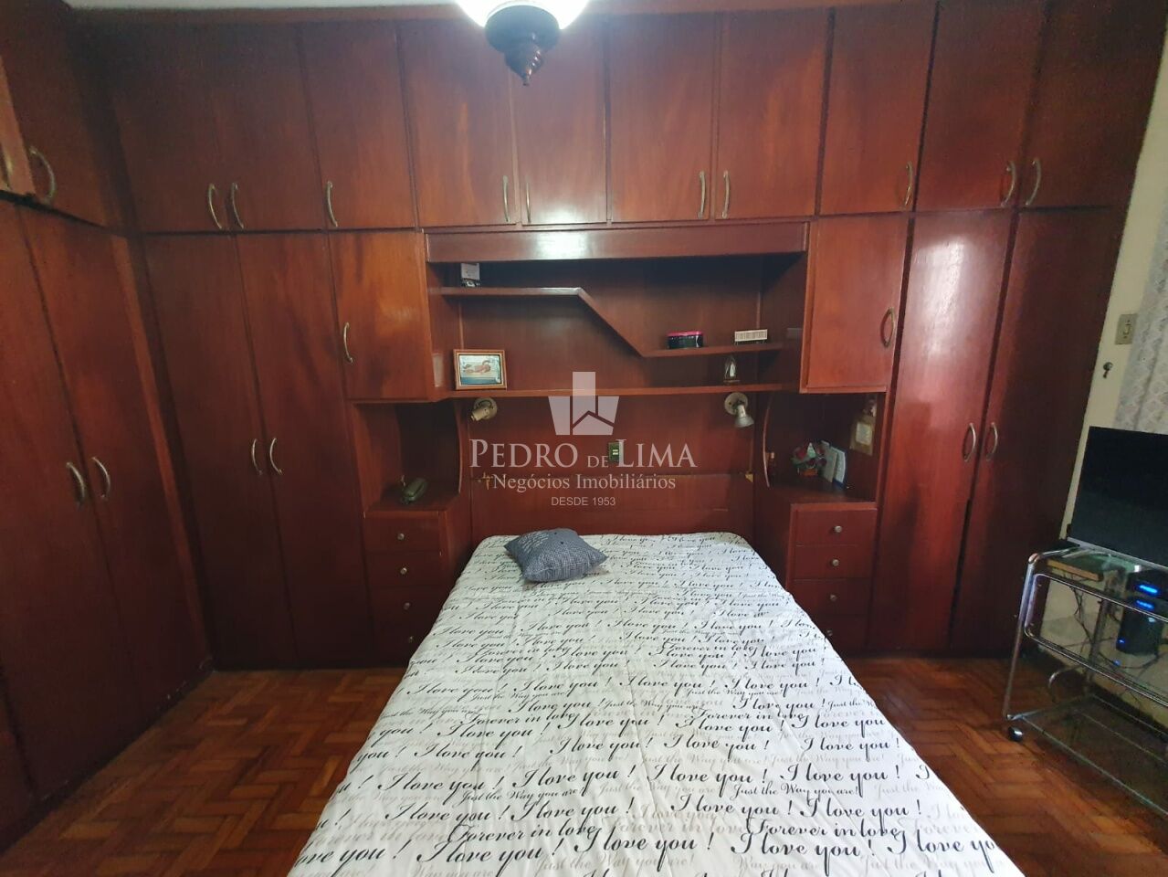 Sobrado bem localizado na região da Mooca, com 210m2, 3 quartos, 3 salas, 4 vagas.