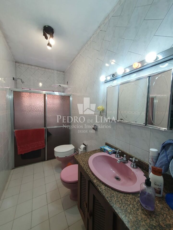 Sobrado bem localizado na região da Mooca, com 210m2, 3 quartos, 3 salas, 4 vagas.