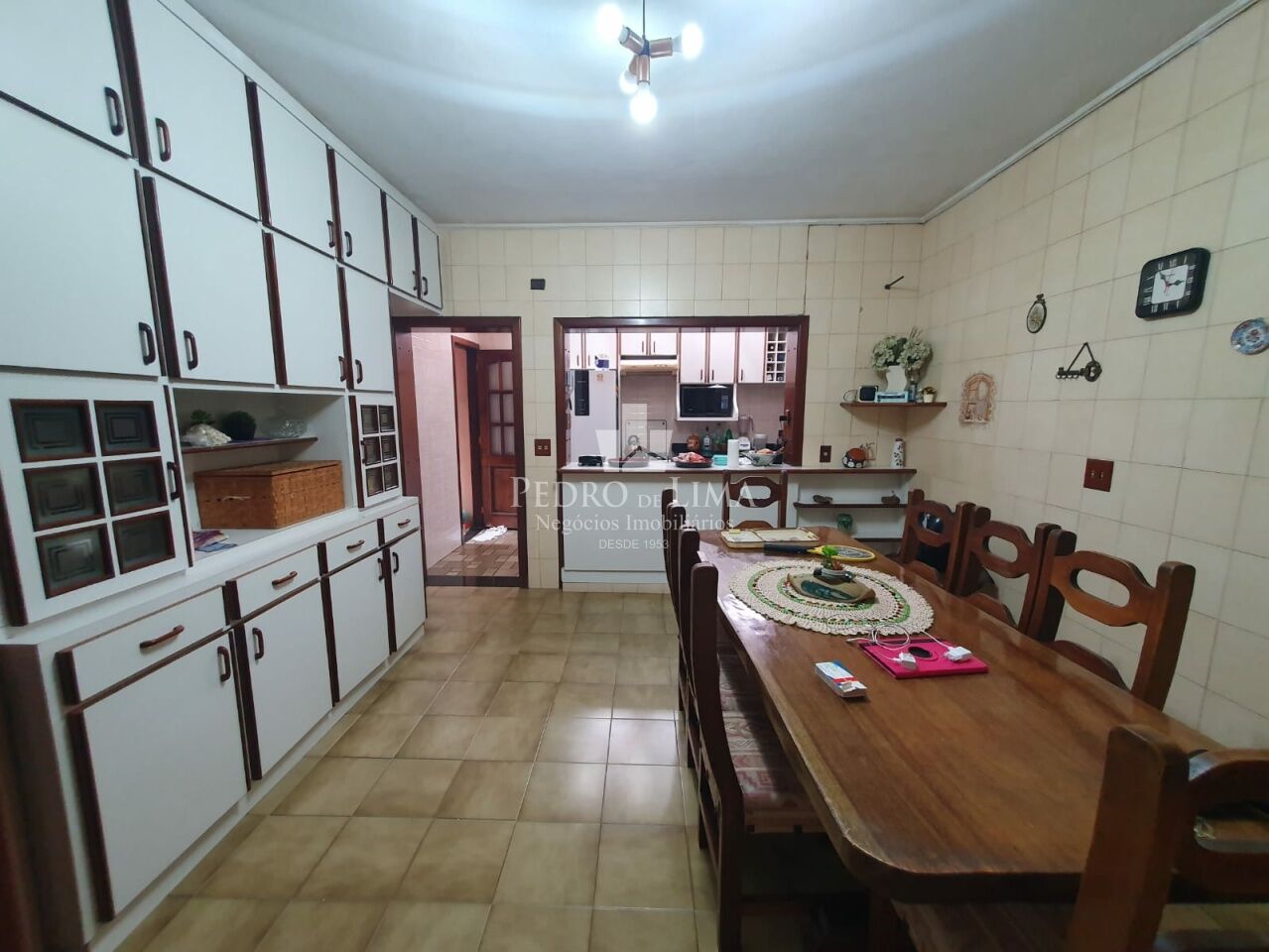 Sobrado bem localizado na região da Mooca, com 210m2, 3 quartos, 3 salas, 4 vagas.