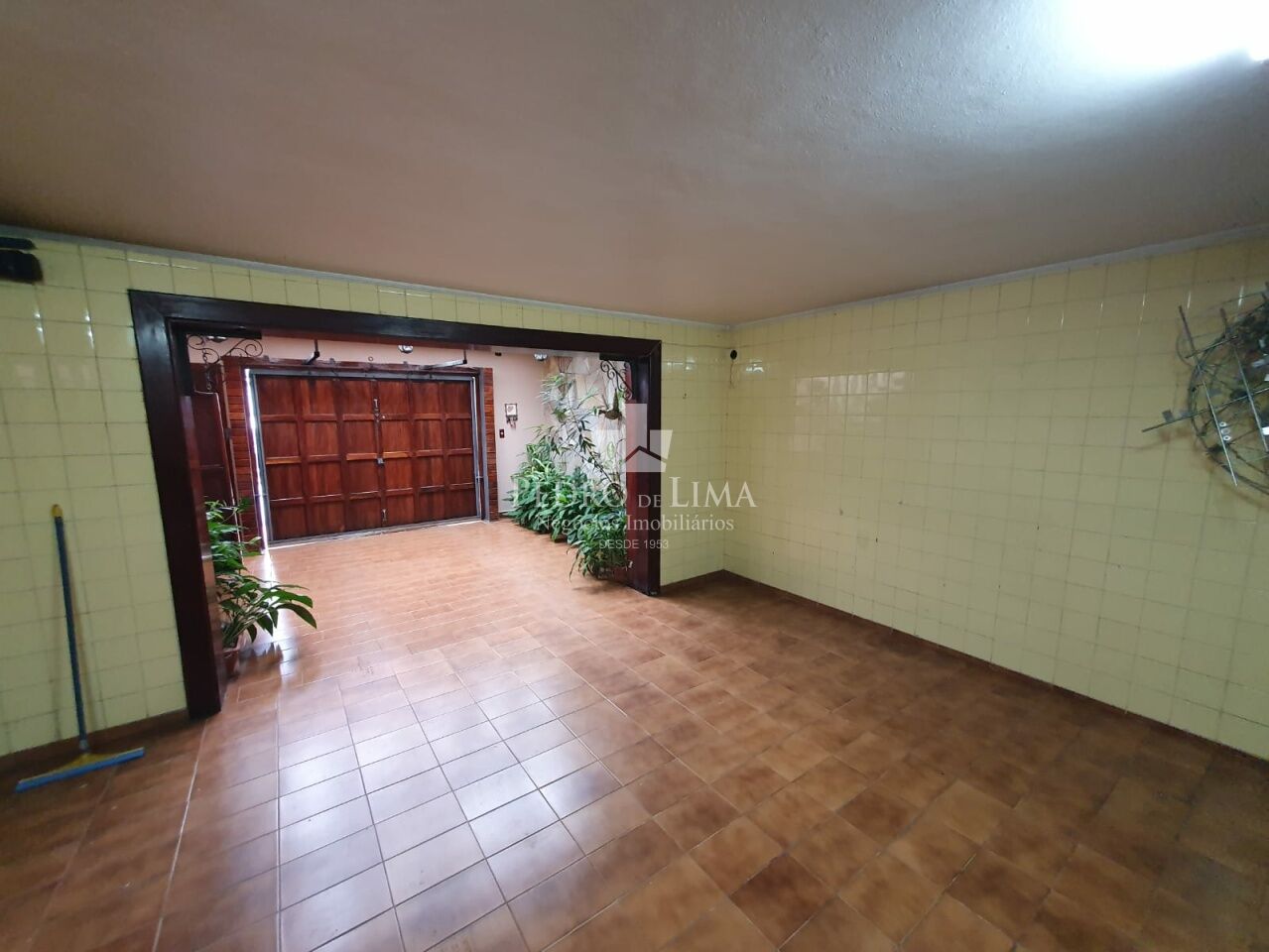 Sobrado bem localizado na região da Mooca, com 210m2, 3 quartos, 3 salas, 4 vagas.