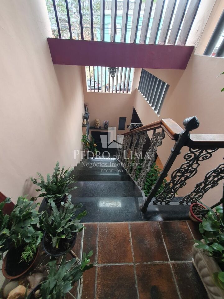 Sobrado bem localizado na região da Mooca, com 210m2, 3 quartos, 3 salas, 4 vagas.