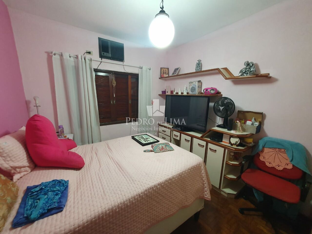 Sobrado bem localizado na região da Mooca, com 210m2, 3 quartos, 3 salas, 4 vagas.