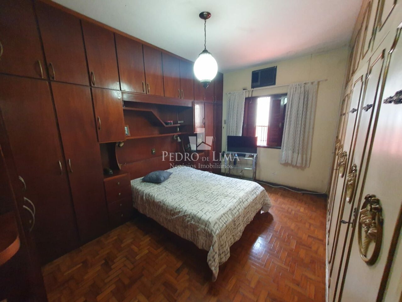 Sobrado bem localizado na região da Mooca, com 210m2, 3 quartos, 3 salas, 4 vagas.