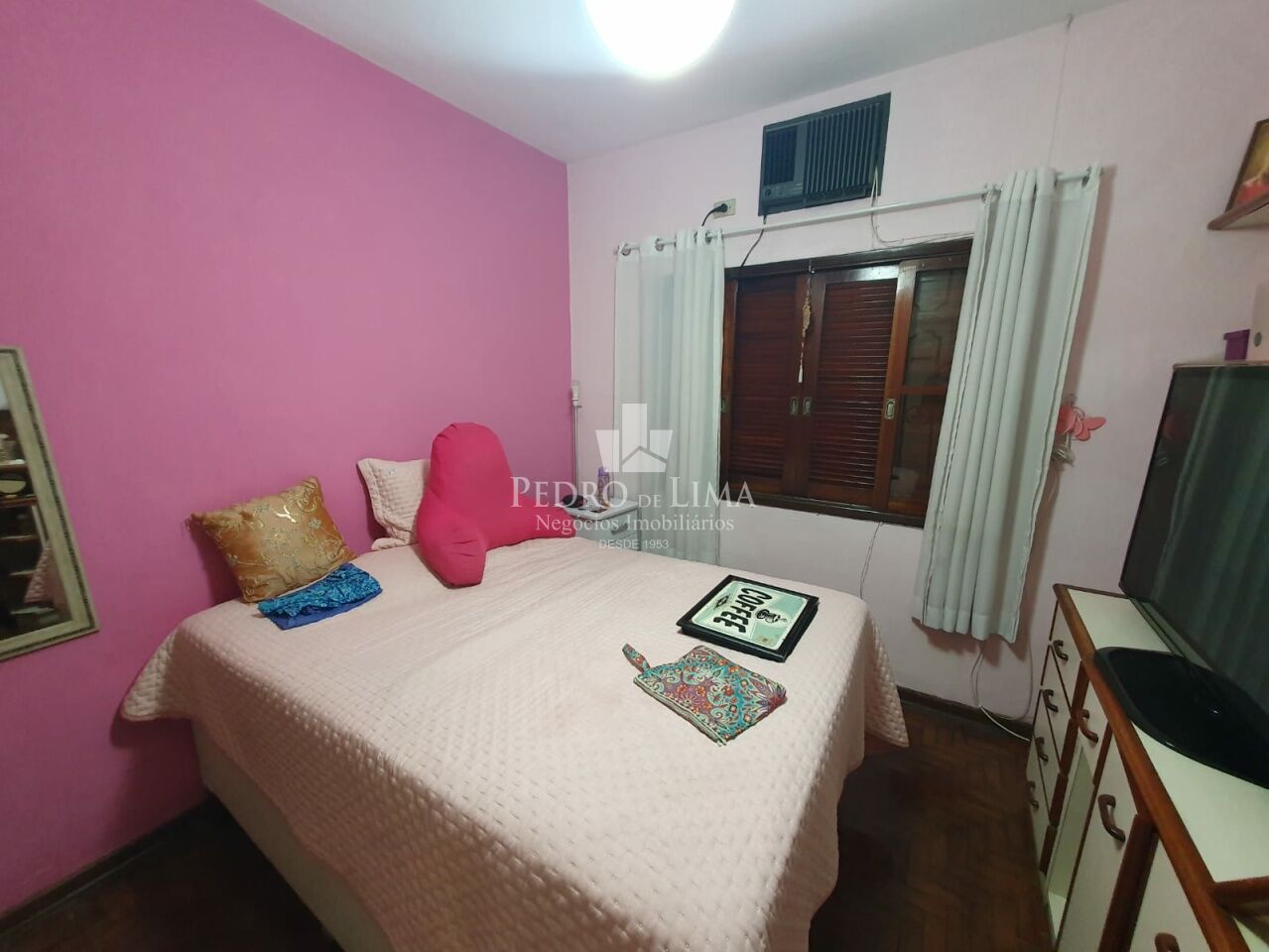 Sobrado bem localizado na região da Mooca, com 210m2, 3 quartos, 3 salas, 4 vagas.