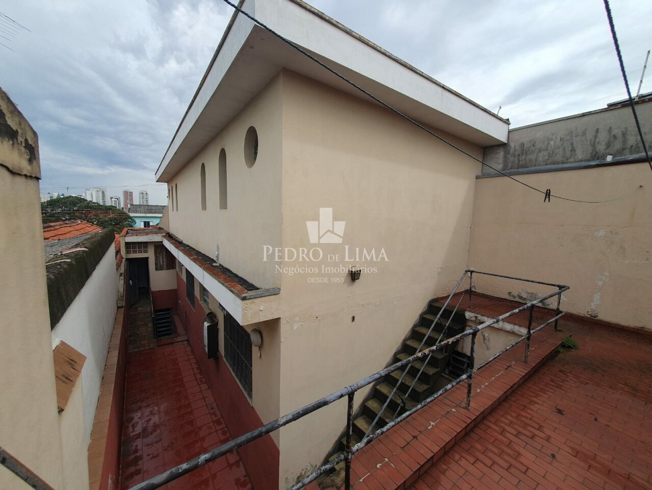 Sobrado bem localizado na região da Mooca, com 210m2, 3 quartos, 3 salas, 4 vagas.