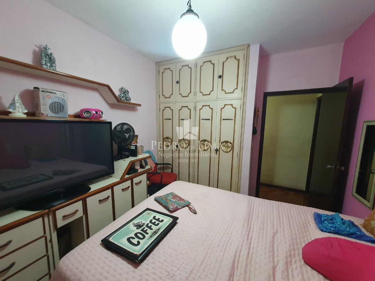 Sobrado bem localizado na região da Mooca, com 210m2, 3 quartos, 3 salas, 4 vagas.