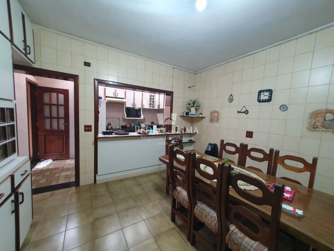 Sobrado bem localizado na região da Mooca, com 210m2, 3 quartos, 3 salas, 4 vagas.