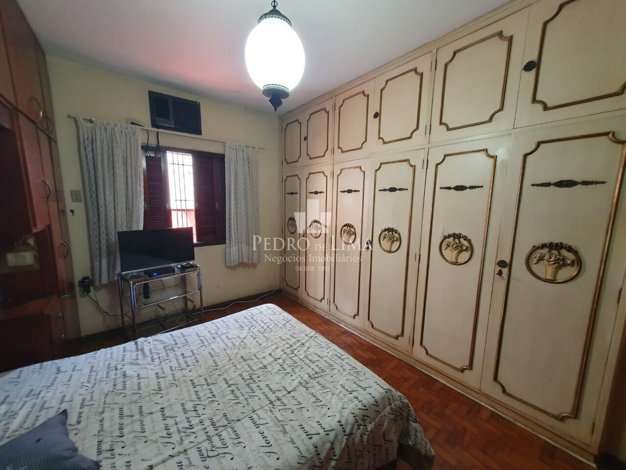 Sobrado bem localizado na região da Mooca, com 210m2, 3 quartos, 3 salas, 4 vagas.