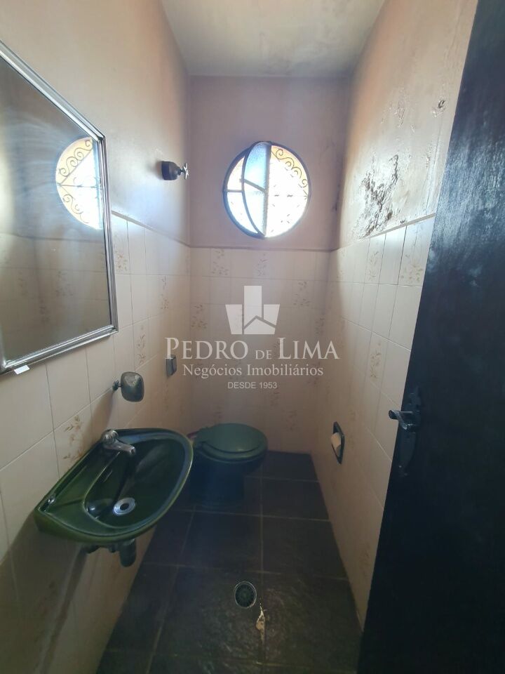 Sobrado bem localizado na região da Mooca, com 210m2, 3 quartos, 3 salas, 4 vagas.