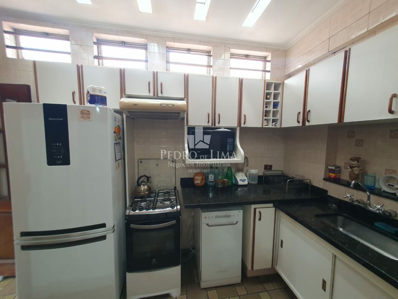 Sobrado bem localizado na região da Mooca, com 210m2, 3 quartos, 3 salas, 4 vagas.