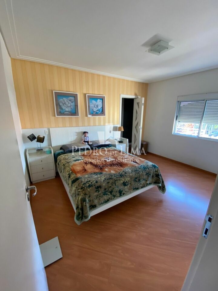 Sobrada com 4 quartos sendo 2 suites, 5 banheiros 3 vagas de garagem  na Agua Rasa