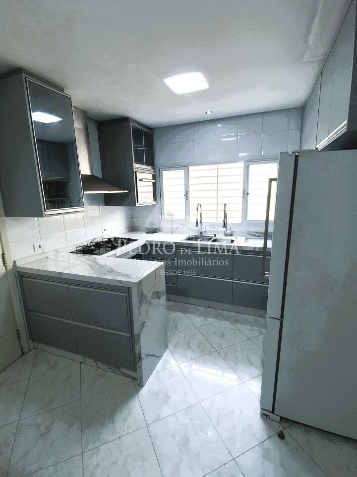 Sobrada com 4 quartos sendo 2 suites, 5 banheiros 3 vagas de garagem  na Agua Rasa