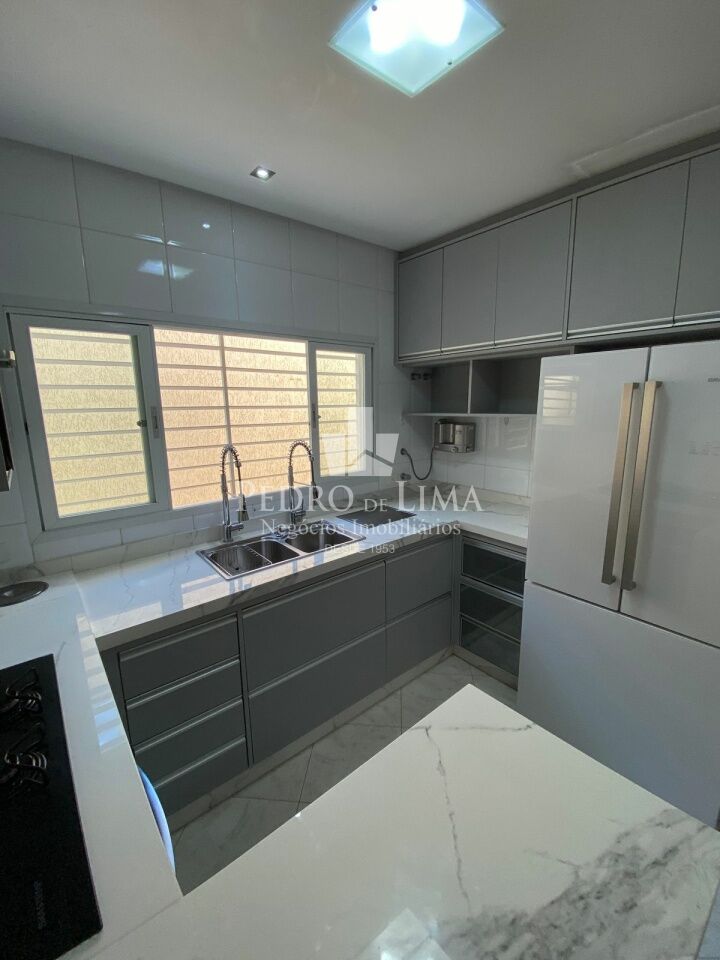 Sobrada com 4 quartos sendo 2 suites, 5 banheiros 3 vagas de garagem  na Agua Rasa