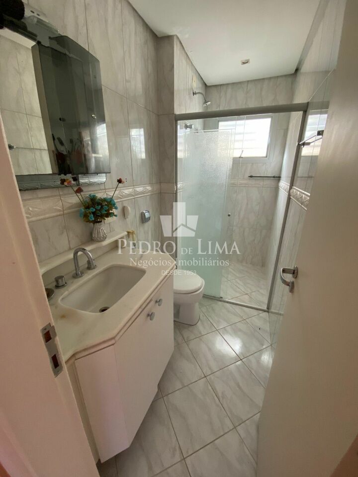 Sobrada com 4 quartos sendo 2 suites, 5 banheiros 3 vagas de garagem  na Agua Rasa