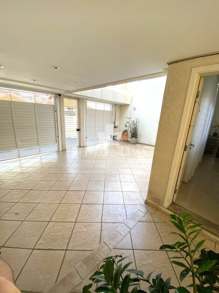 Sobrada com 4 quartos sendo 2 suites, 5 banheiros 3 vagas de garagem  na Agua Rasa