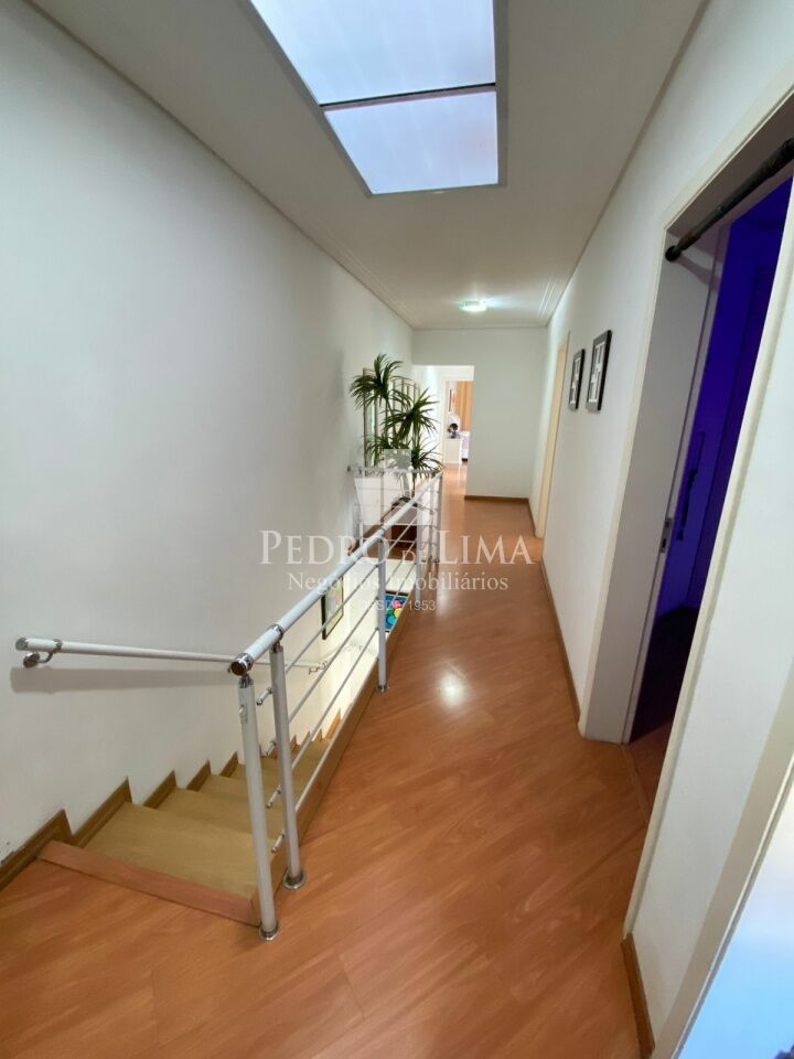 Sobrada com 4 quartos sendo 2 suites, 5 banheiros 3 vagas de garagem  na Agua Rasa