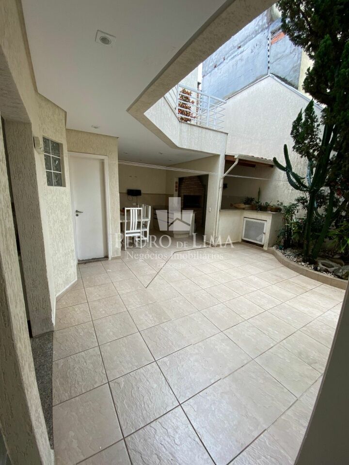 Sobrada com 4 quartos sendo 2 suites, 5 banheiros 3 vagas de garagem  na Agua Rasa