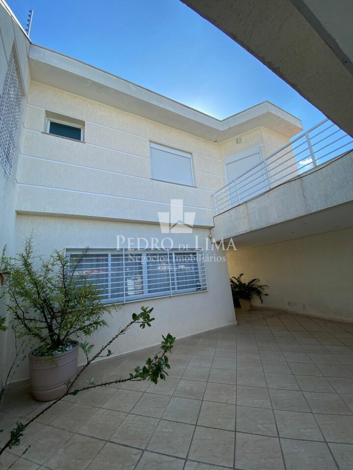 Sobrada com 4 quartos sendo 2 suites, 5 banheiros 3 vagas de garagem  na Agua Rasa