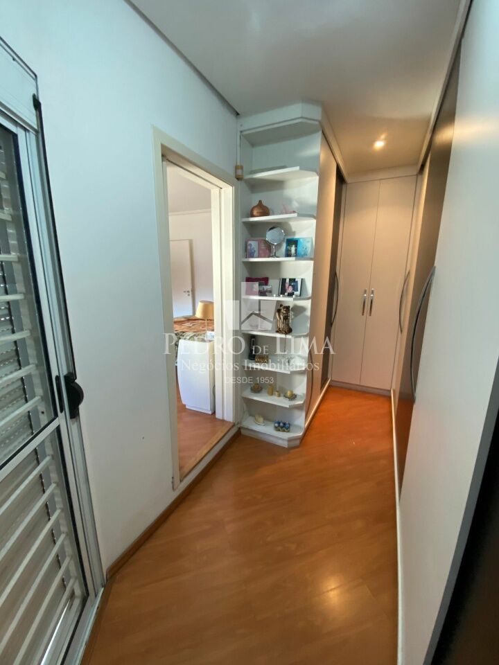 Sobrada com 4 quartos sendo 2 suites, 5 banheiros 3 vagas de garagem  na Agua Rasa