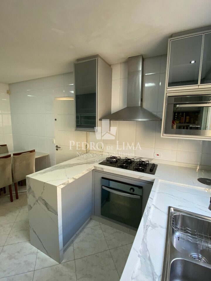 Sobrada com 4 quartos sendo 2 suites, 5 banheiros 3 vagas de garagem  na Agua Rasa