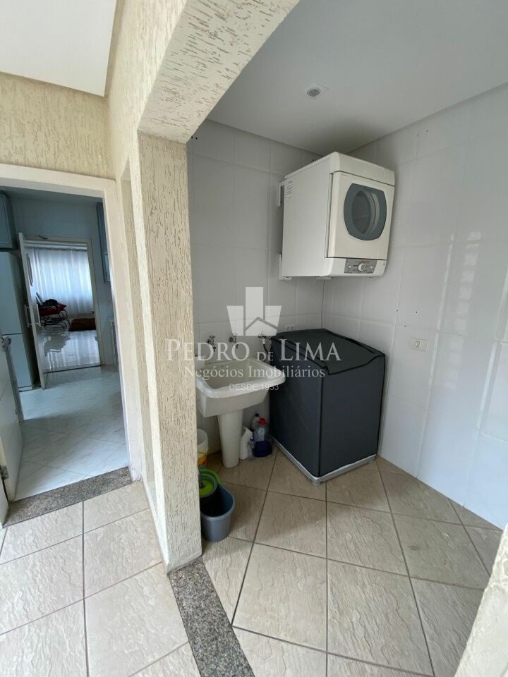 Sobrada com 4 quartos sendo 2 suites, 5 banheiros 3 vagas de garagem  na Agua Rasa
