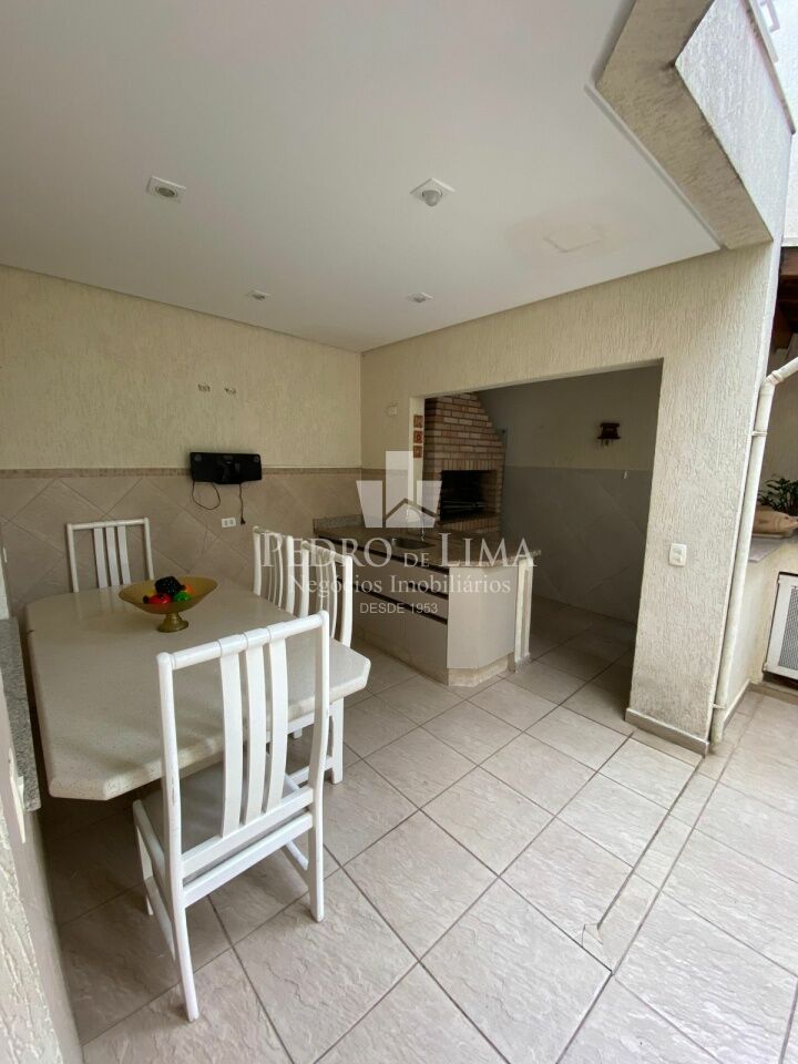 Sobrada com 4 quartos sendo 2 suites, 5 banheiros 3 vagas de garagem  na Agua Rasa