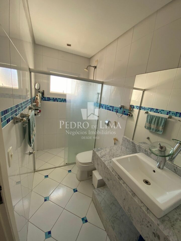 Sobrada com 4 quartos sendo 2 suites, 5 banheiros 3 vagas de garagem  na Agua Rasa