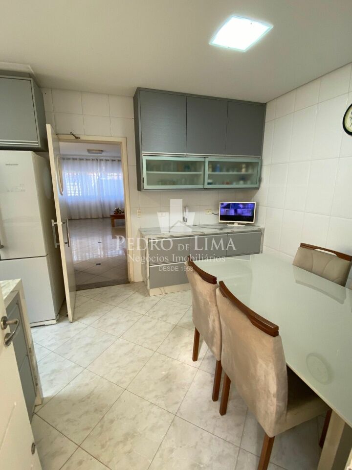 Sobrada com 4 quartos sendo 2 suites, 5 banheiros 3 vagas de garagem  na Agua Rasa