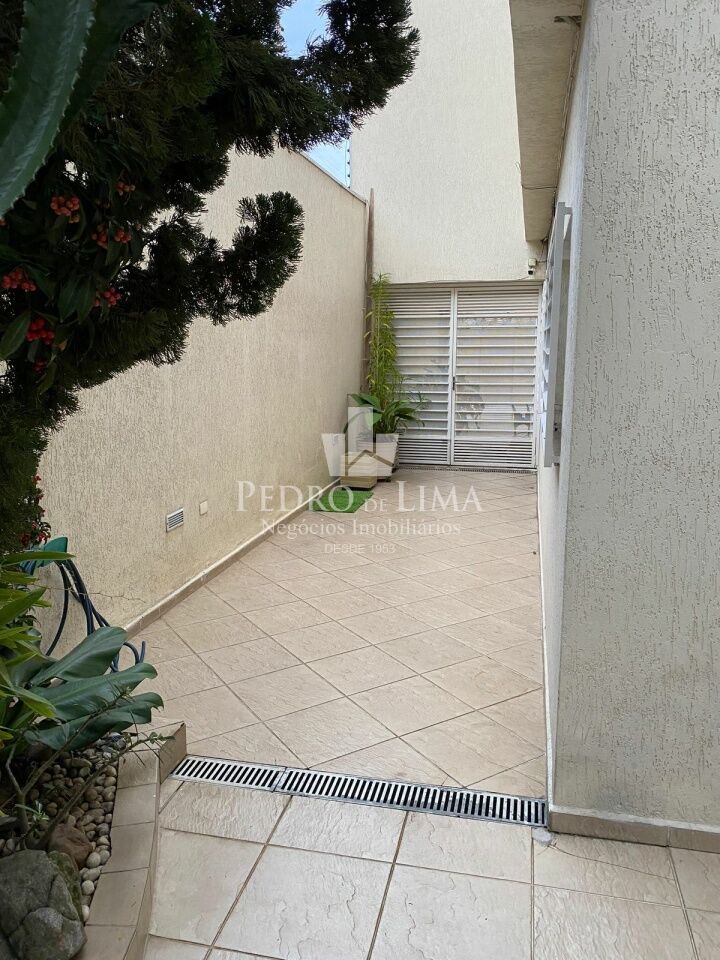 Sobrada com 4 quartos sendo 2 suites, 5 banheiros 3 vagas de garagem  na Agua Rasa