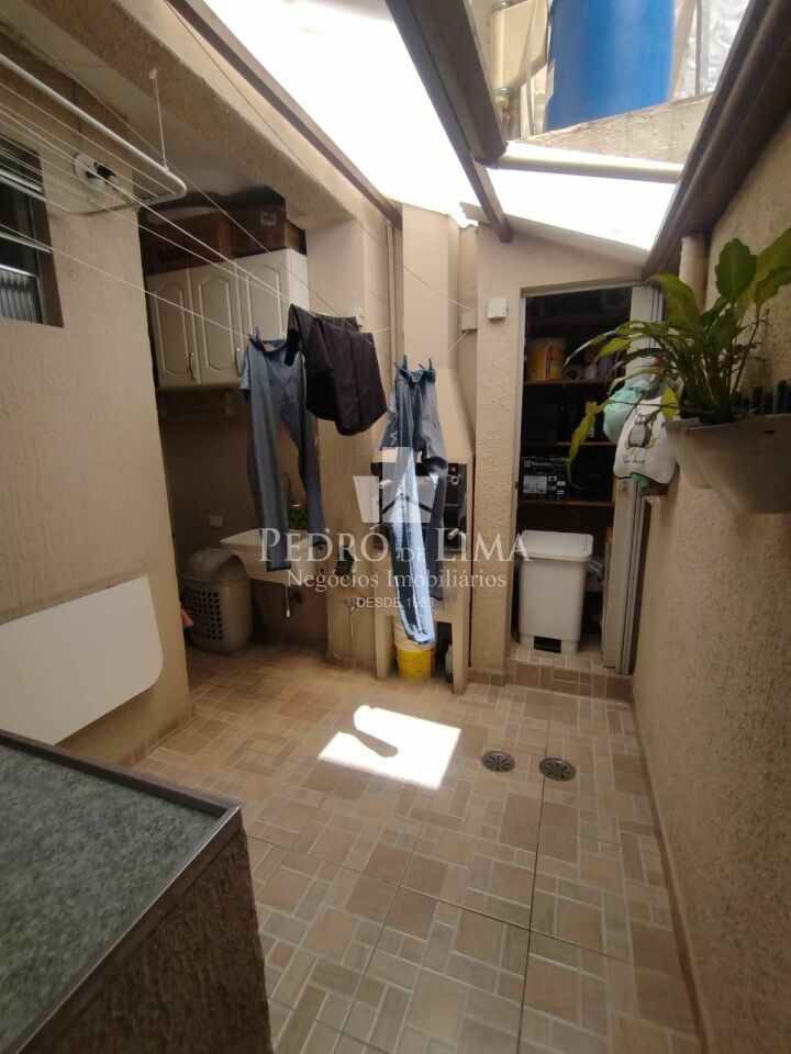 Sobrado com 3 quartos sendo 1 suite, 3 banheiros, 1 vaga de garagem, churrasqueira