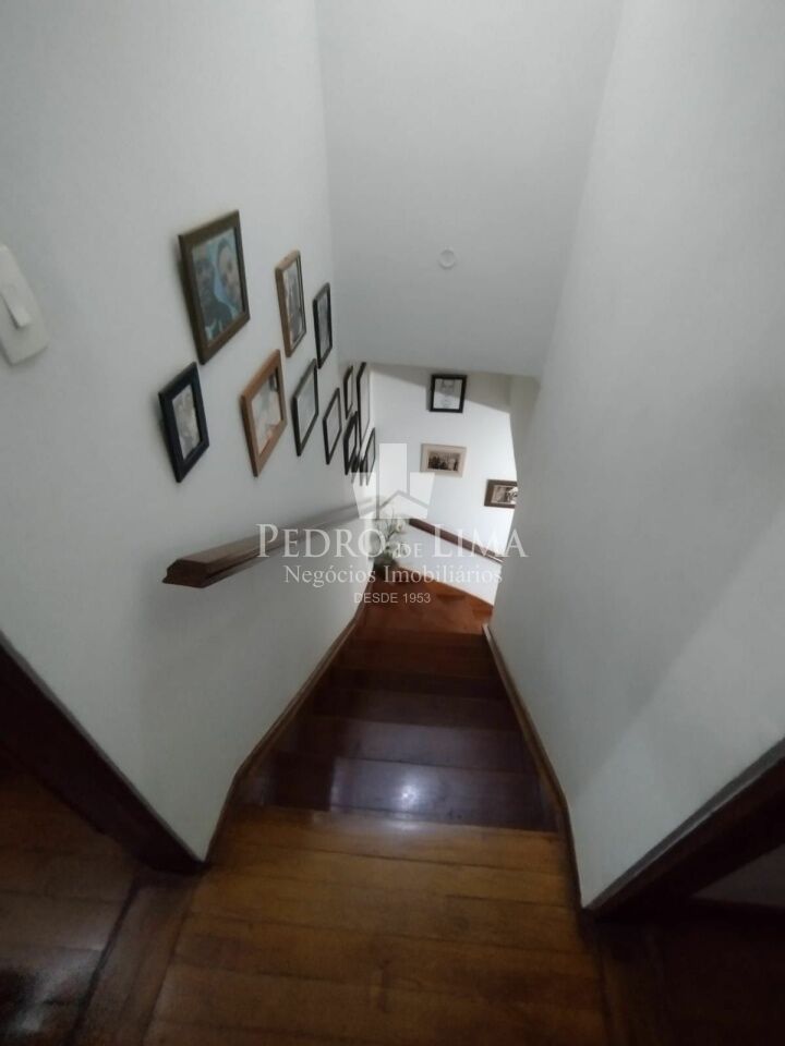 Sobrado com 3 quartos sendo 1 suite, 3 banheiros, 1 vaga de garagem, churrasqueira