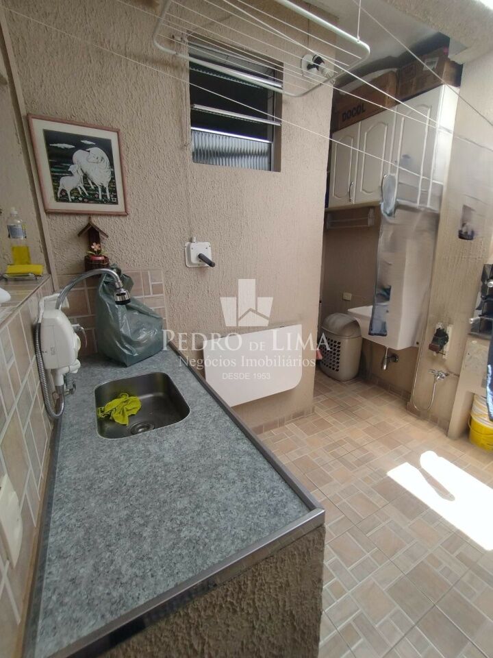 Sobrado com 3 quartos sendo 1 suite, 3 banheiros, 1 vaga de garagem, churrasqueira