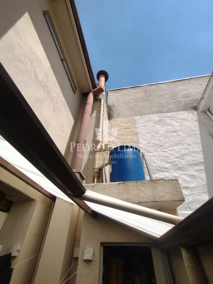 Sobrado com 3 quartos sendo 1 suite, 3 banheiros, 1 vaga de garagem, churrasqueira