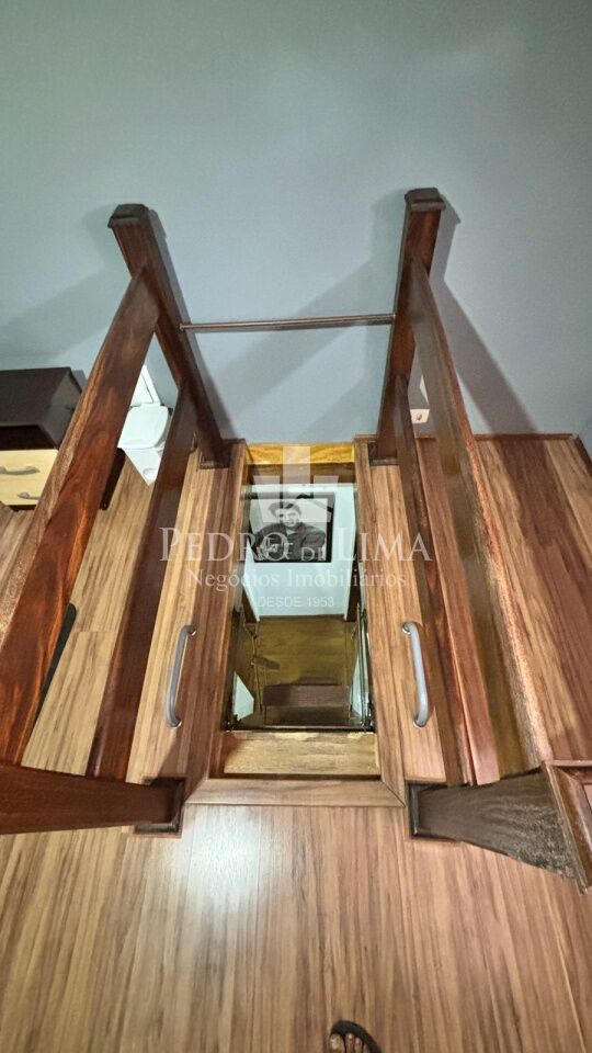 Sobrado com 3 quartos sendo 1 suite, 3 banheiros, 1 vaga de garagem, churrasqueira