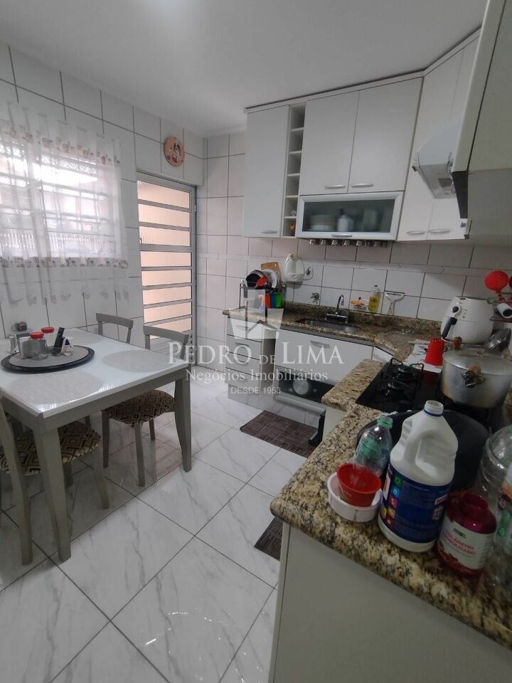 Sobrado com 3 quartos sendo 1 suite, 3 banheiros, 1 vaga de garagem, churrasqueira