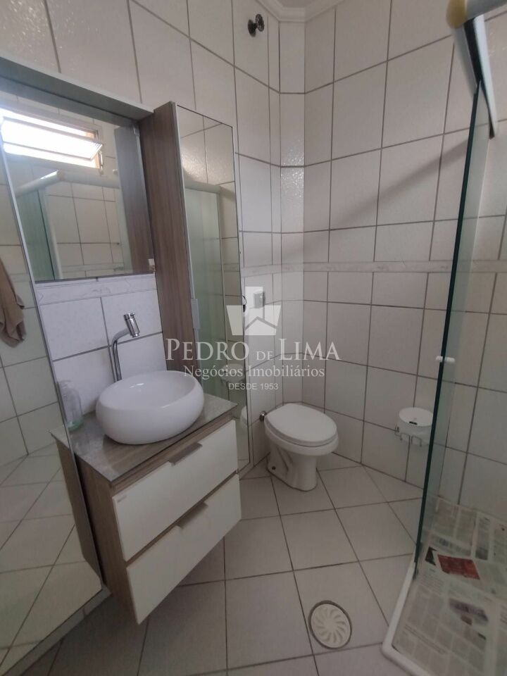 Sobrado com 3 quartos sendo 1 suite, 3 banheiros, 1 vaga de garagem, churrasqueira