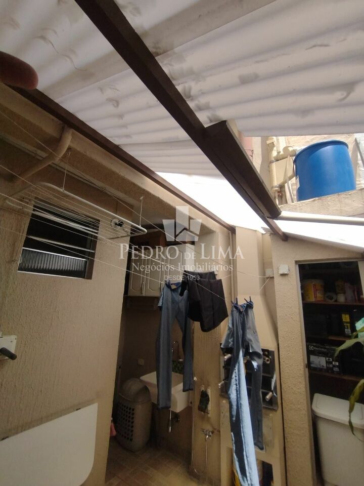 Sobrado com 3 quartos sendo 1 suite, 3 banheiros, 1 vaga de garagem, churrasqueira