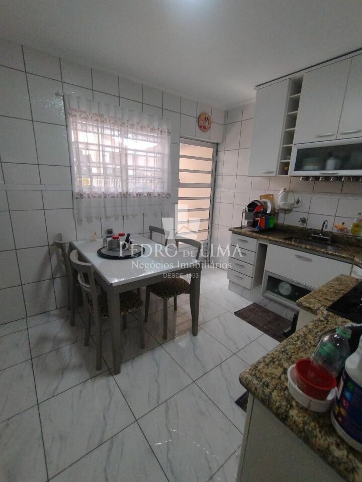 Sobrado com 3 quartos sendo 1 suite, 3 banheiros, 1 vaga de garagem, churrasqueira