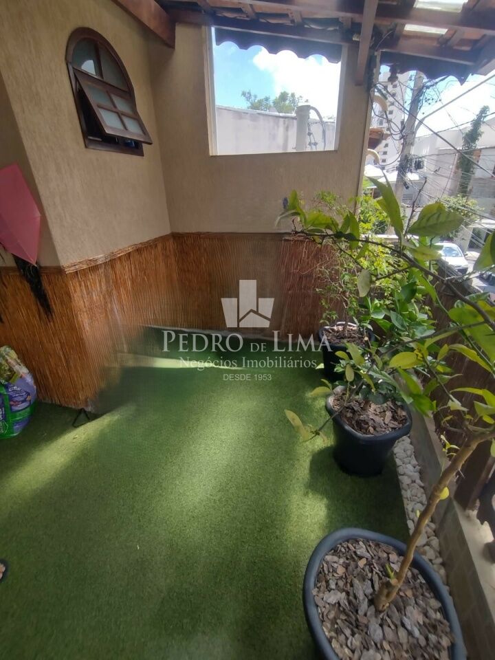 Sobrado com 3 quartos sendo 1 suite, 3 banheiros, 1 vaga de garagem, churrasqueira