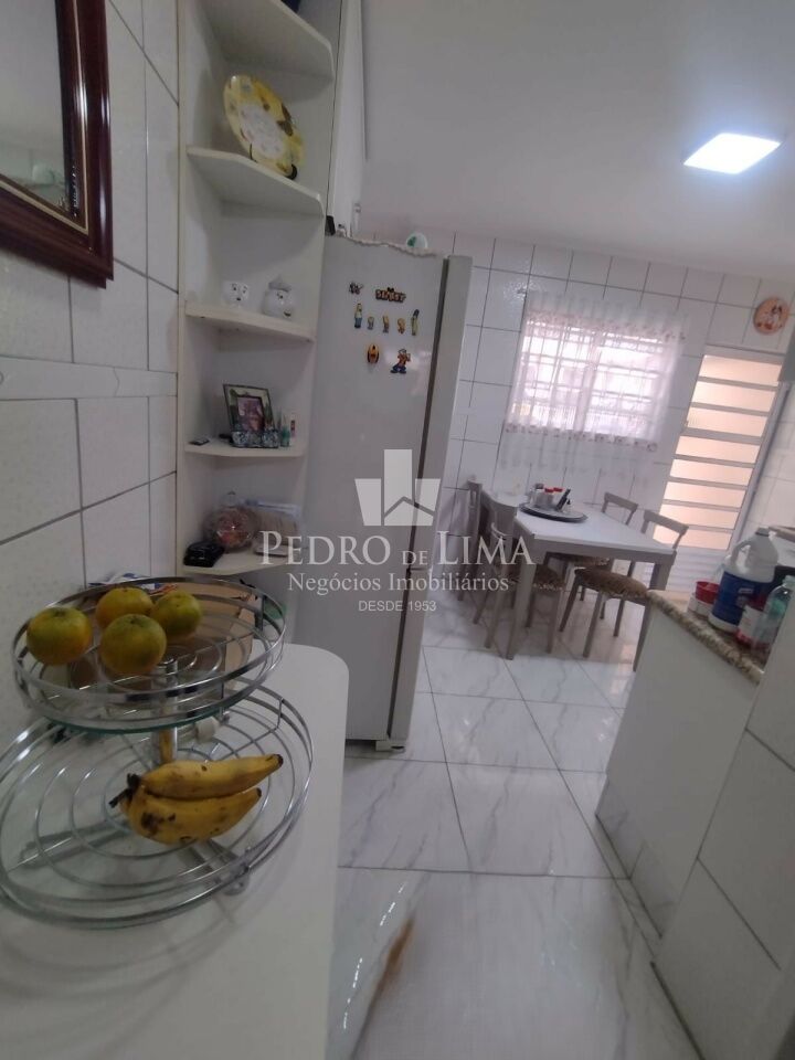 Sobrado com 3 quartos sendo 1 suite, 3 banheiros, 1 vaga de garagem, churrasqueira