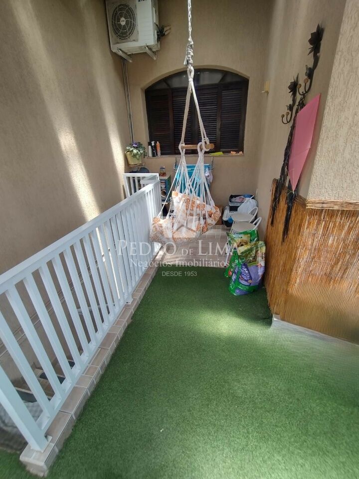 Sobrado com 3 quartos sendo 1 suite, 3 banheiros, 1 vaga de garagem, churrasqueira
