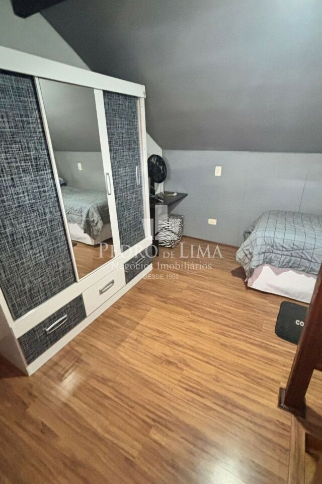 Sobrado com 3 quartos sendo 1 suite, 3 banheiros, 1 vaga de garagem, churrasqueira
