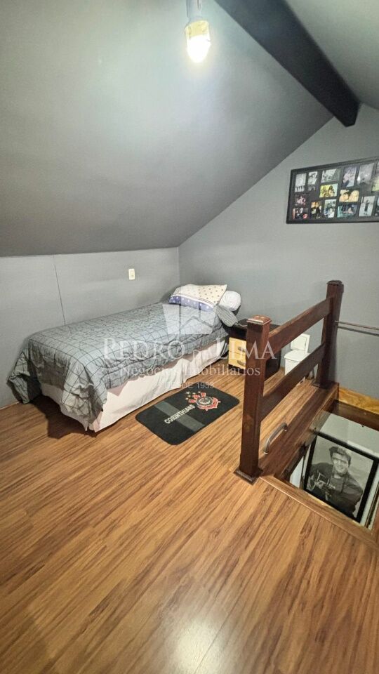 Sobrado com 3 quartos sendo 1 suite, 3 banheiros, 1 vaga de garagem, churrasqueira
