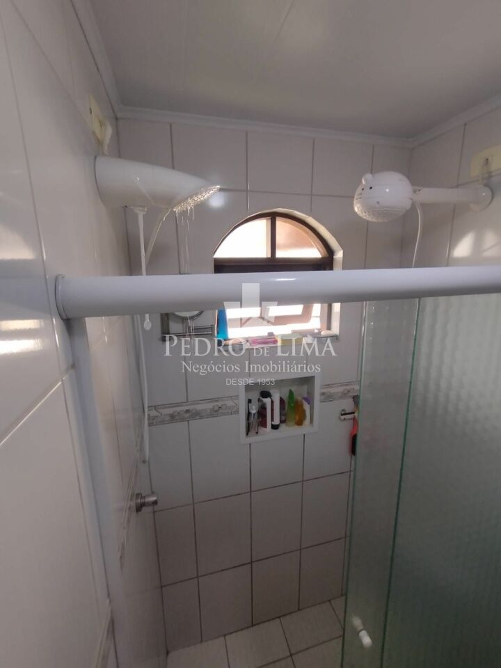 Sobrado com 3 quartos sendo 1 suite, 3 banheiros, 1 vaga de garagem, churrasqueira